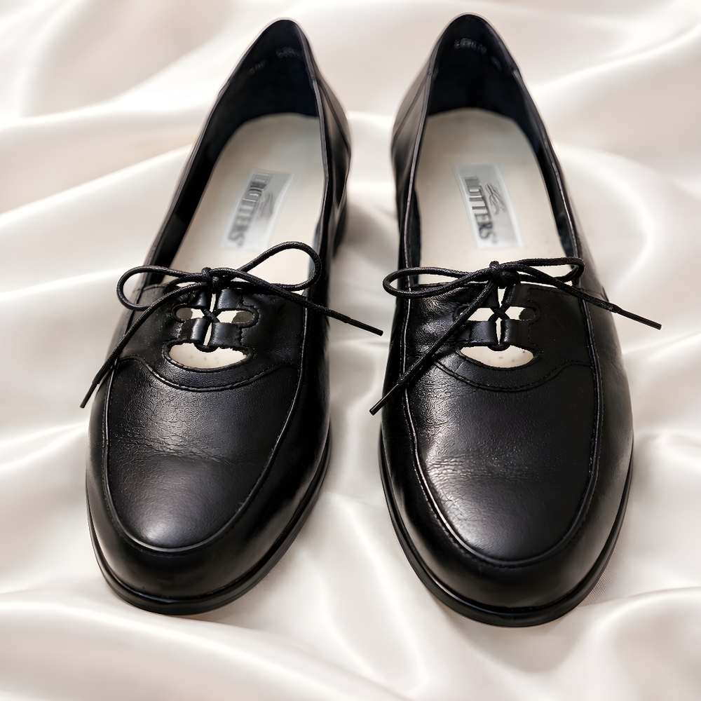 Trotters Womens Relate Classic Black Leather Loafer With Bow Detail - Size 8 N